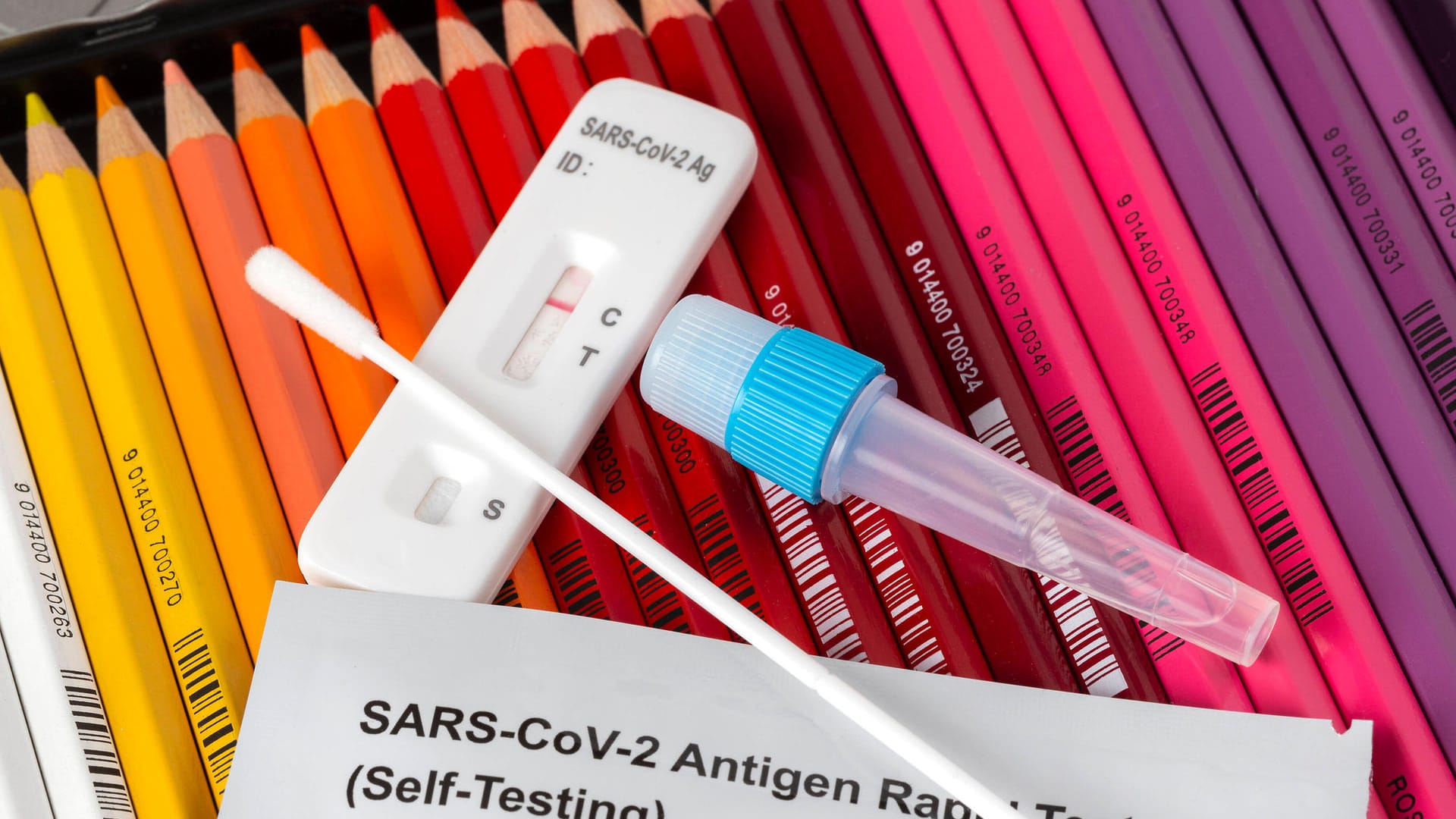 Corona-Schnelltest liegt auf Buntstiften (Symbolbild): An Schulen in NRW fällt die Testpflicht weg. Corona-Schnelltest liegt auf Buntstiften (Symbolbild): An Schulen in NRW fällt die Testpflicht weg.
