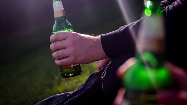 Im internationalen Vergleich konsumieren die Deutschen besonders viel Alkohol.