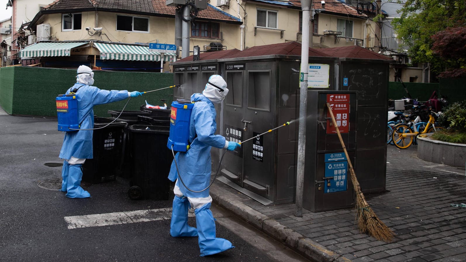 Die Straßen werden desinfiziert: Seit über vier Wochen ist die chinesische Millionenmetropole in einem harten Lockdown.