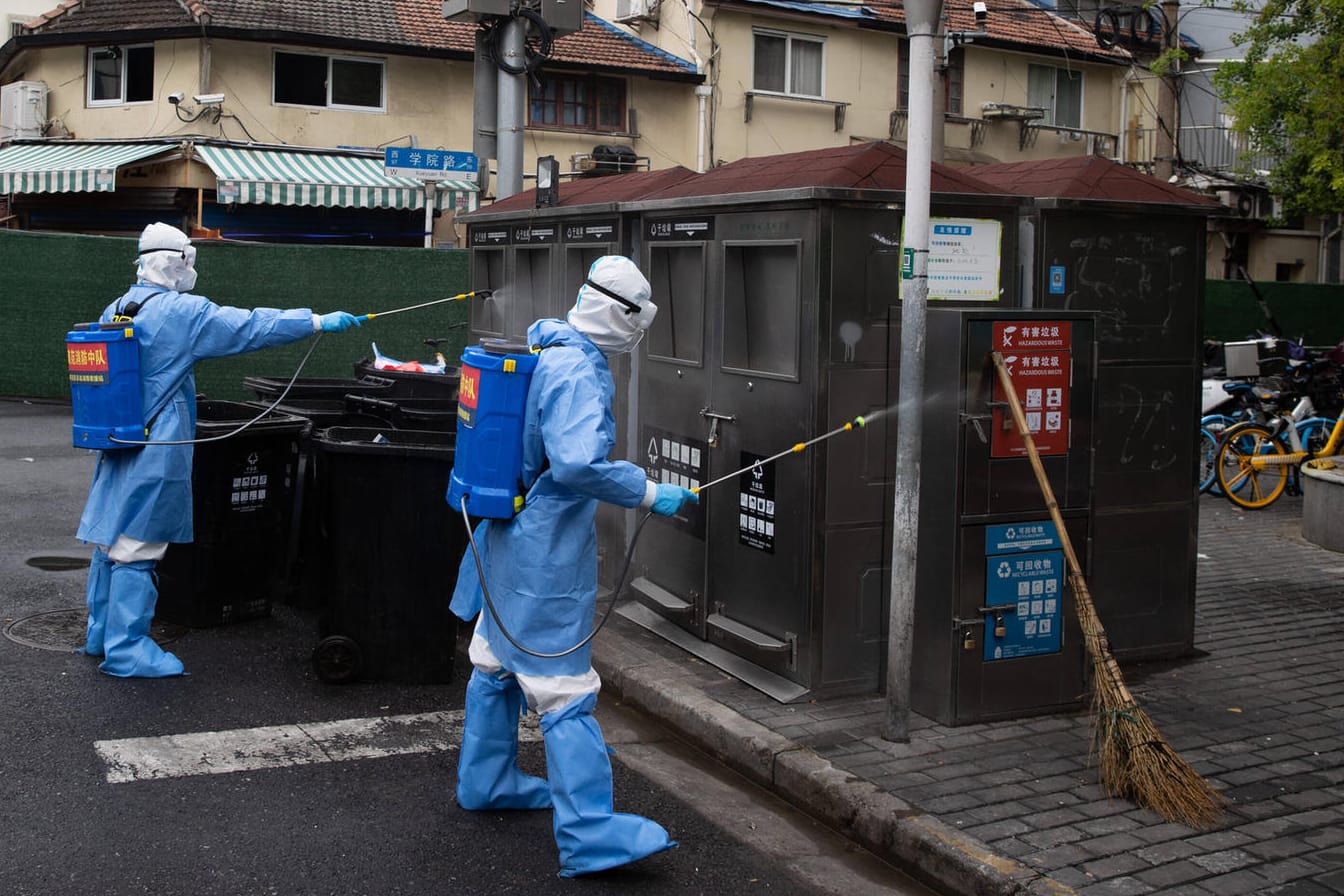 Die Straßen werden desinfiziert: Seit über vier Wochen ist die chinesische Millionenmetropole in einem harten Lockdown.