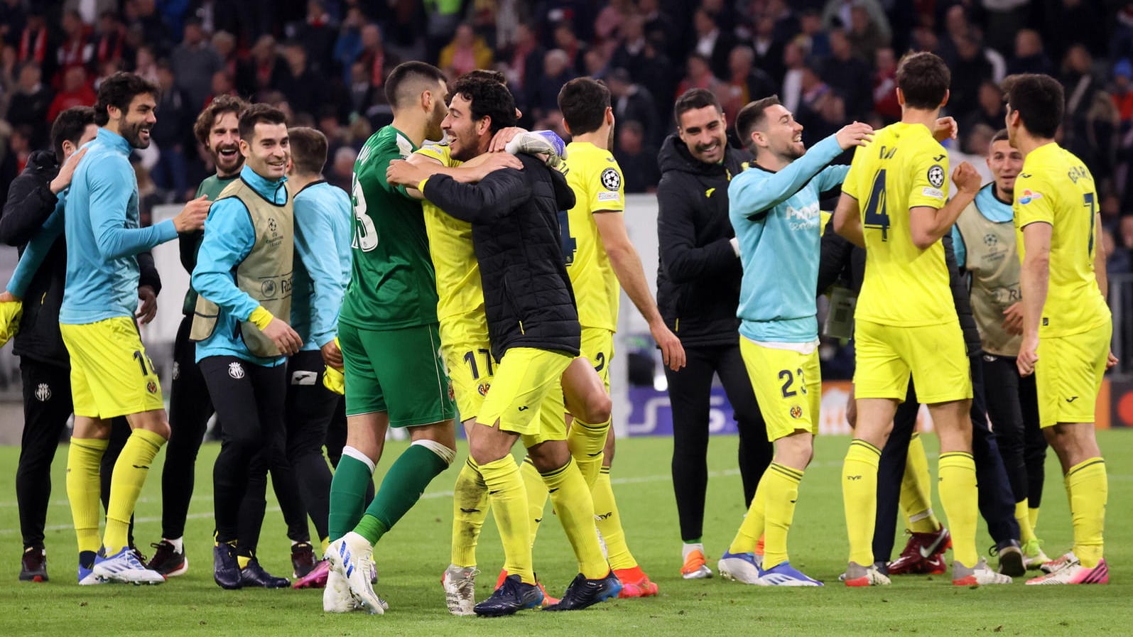 Der FC Villareal überglücklich: Der Klub besiegte den FC Bayern und zog so in das Halbfinale der Königsklasse ein.