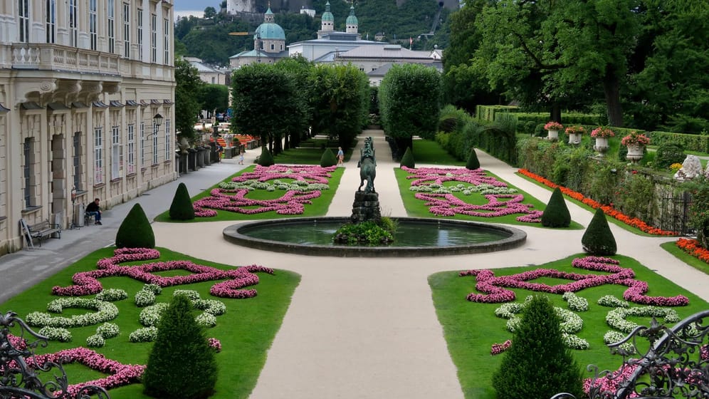 Schlossgärten in Europa: Im Mirabellgarten reicht der Blick über das symmetrische Gartenparterre bis zur Festung Hohensalzburg.