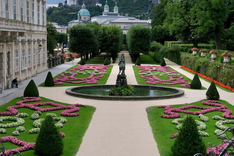 Schlossgärten in Europa: Im Mirabellgarten reicht der Blick über das symmetrische Gartenparterre bis zur Festung Hohensalzburg.
