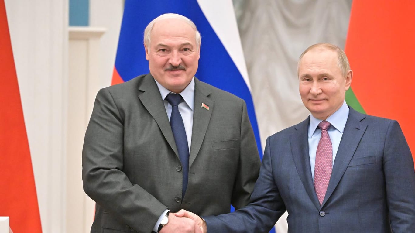 Alexander Lukaschenko und Wladimir Putin: Der belarussische Machthaber ist vom Wohlwollen des Kremlchefs abhängig.