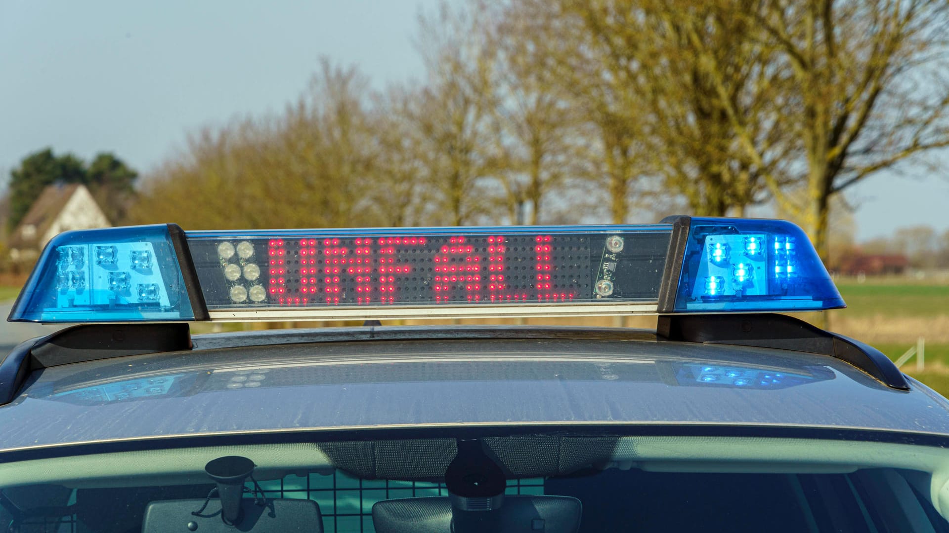 Einsatzfahrzeug der Polizei mit Blaulicht (Symbolbild): Einsatzkräfte haben den Fahrer aus seinem Auto befreit. Einsatzfahrzeug der Polizei mit Blaulicht (Symbolbild): Einsatzkräfte haben den Fahrer aus seinem Auto befreit.