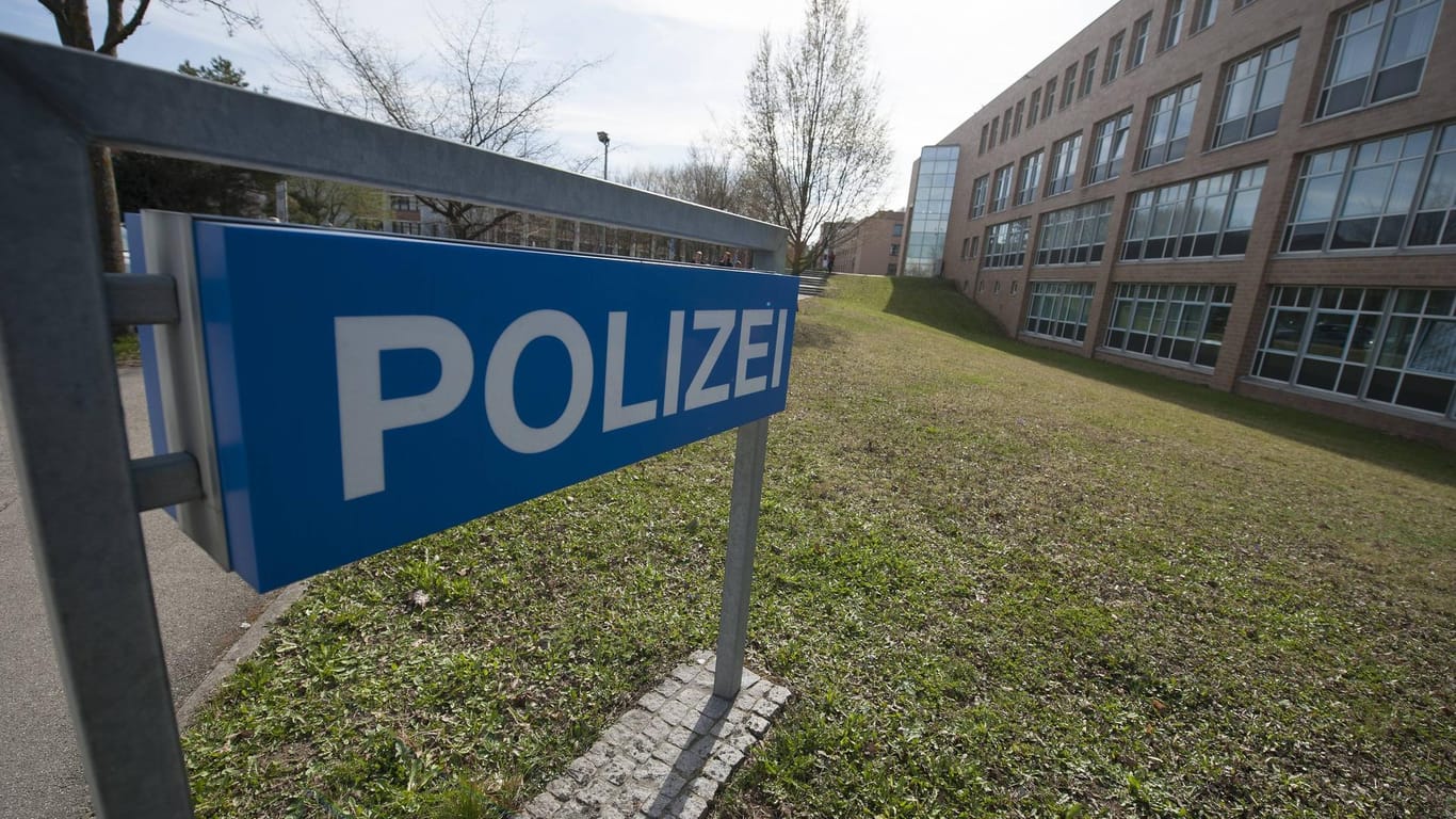 Die Polizeidirektion in Böblingen (Archiv): Bislang unbekannte Jugendliche haben in Böblingen eine junge Familie attackiert. Die Polizei sucht Zeugen.