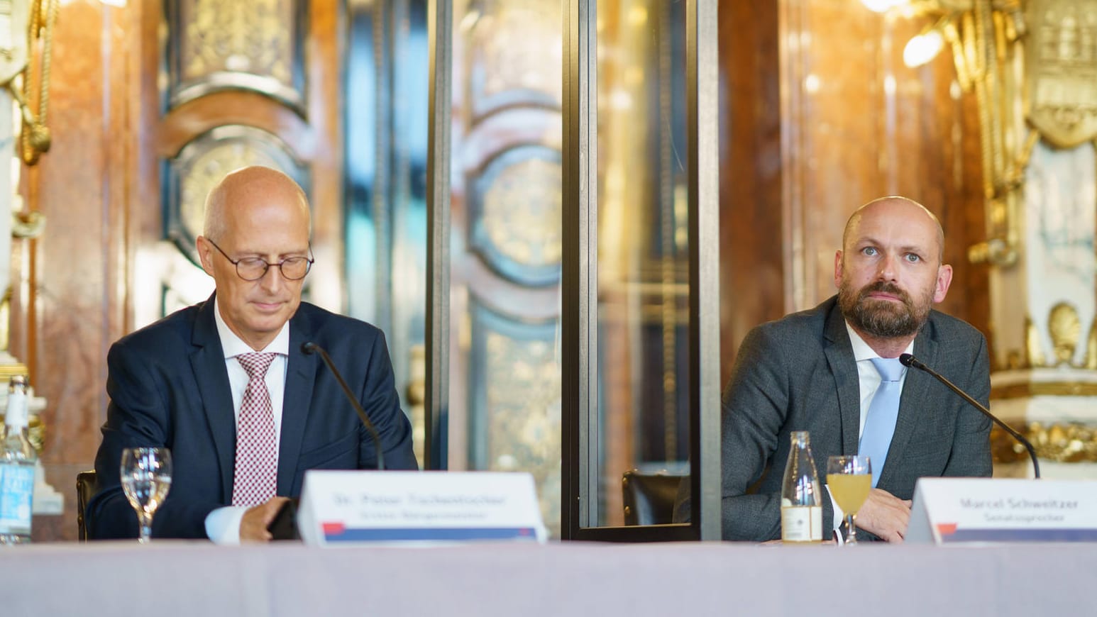 Bürgermeister Tschentscher und Senatssprecher Marcel Schweitzer (Archivbild): Ab dem 1.Mai entfallen die restlichen Corona-Maßnahmen in der Hansestadt. Bürgermeister Tschentscher und Senatssprecher Marcel Schweitzer (Archivbild): Ab dem 1.Mai entfallen die restlichen Corona-Maßnahmen in der Hansestadt.