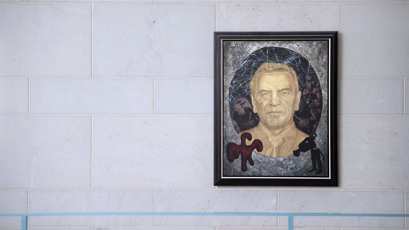 Gerhard Schröder: Sein Porträt hängt im Bundeskanzleramt in Berlin, wie das bei allen Altkanzlern üblich ist.