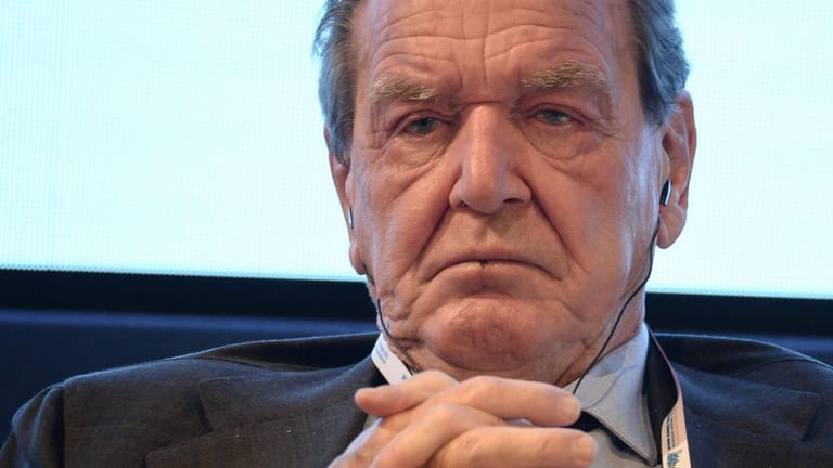 Gerhard Schröder in Moskau: Der Altkanzler will sich nicht von Wladimir Putin distanzieren (Archivbild).