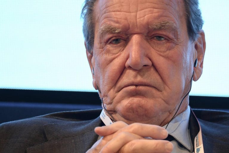 Gerhard Schröder in Moskau: Der Altkanzler will sich nicht von Wladimir Putin distanzieren (Archivbild).
