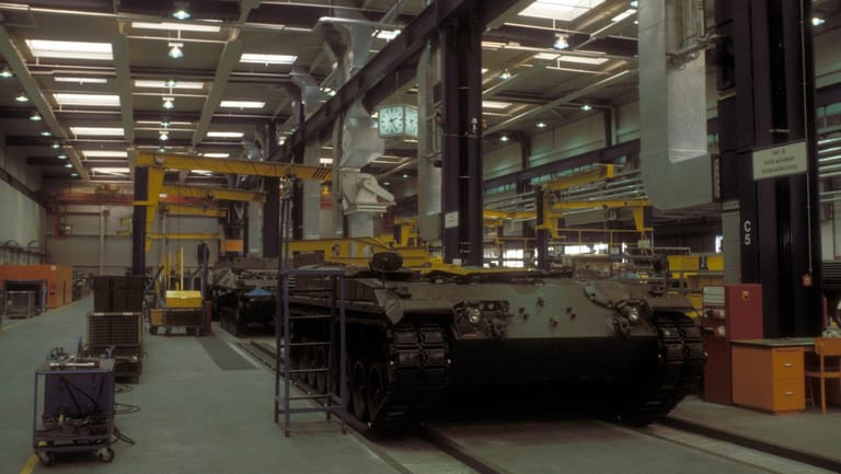 Herstellung des Gepard im Werk der Firma Krauss-Maffei in München im Jahr 1987: Innerhalb der Nato wird der Panzer nur noch von Rumänien genutzt.