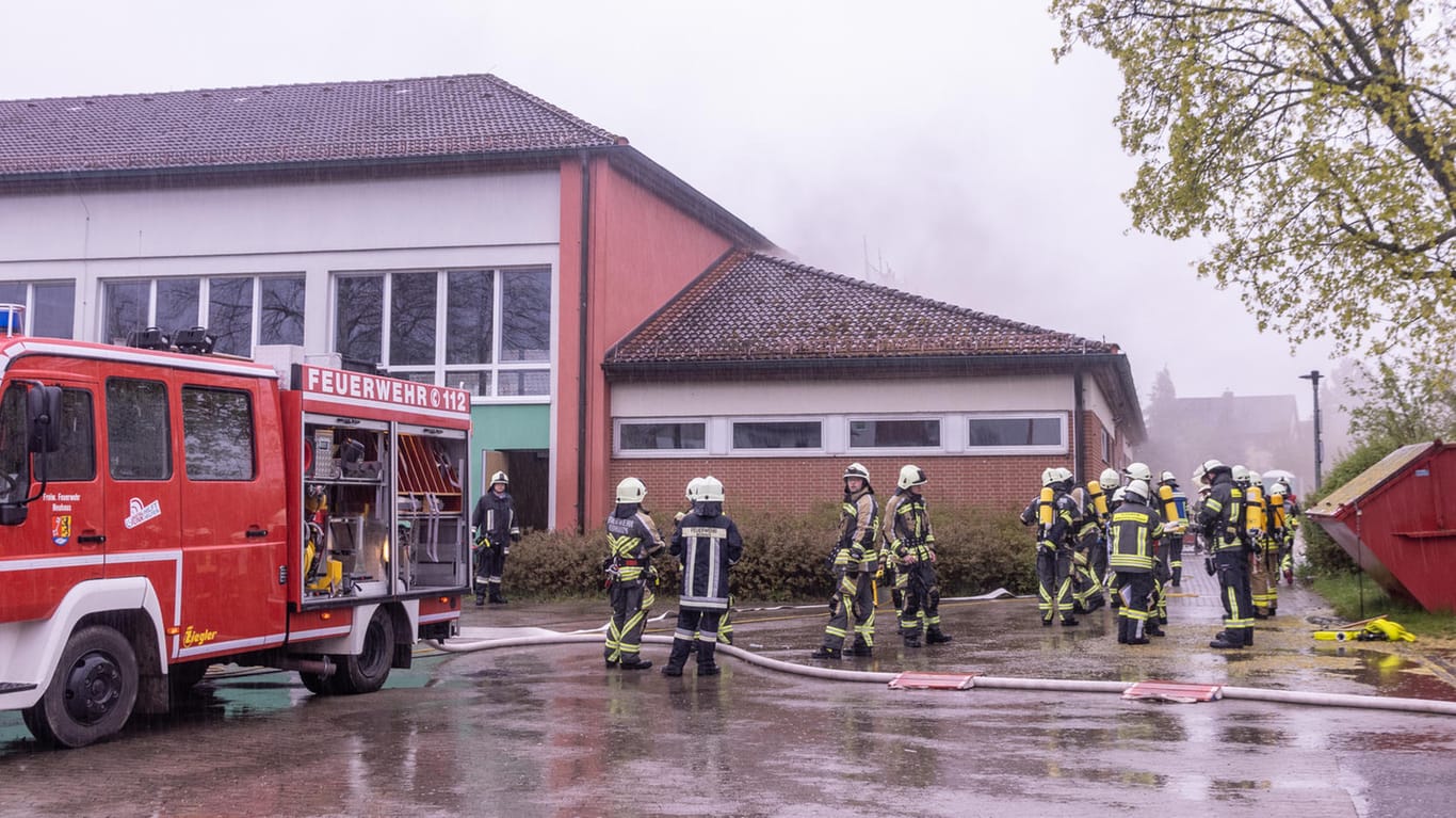 Feuerwehr an der Schule: Der Brand brach im Heizraum aus.