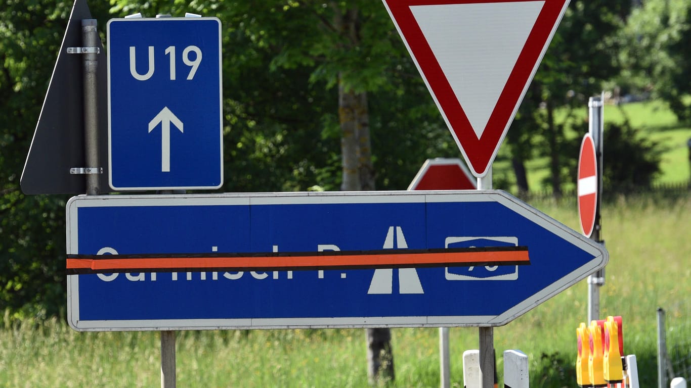 Bei Iffeldorf in Bayern ist die Zufahrt auf die A 95 in Richtung Garmisch-Partenkirchen gesperrt (Archivbild): Etwa ab 23. Juni - drei Tage vor Beginn des G7-Gipfels - soll der Verkehr in Bayern weiträumig umgeleitet werden.