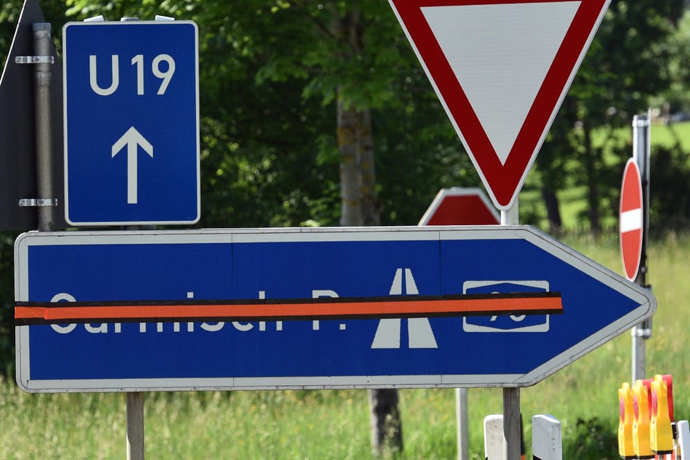 Bei Iffeldorf in Bayern ist die Zufahrt auf die A 95 in Richtung Garmisch-Partenkirchen gesperrt (Archivbild): Etwa ab 23. Juni - drei Tage vor Beginn des G7-Gipfels - soll der Verkehr in Bayern weiträumig umgeleitet werden.