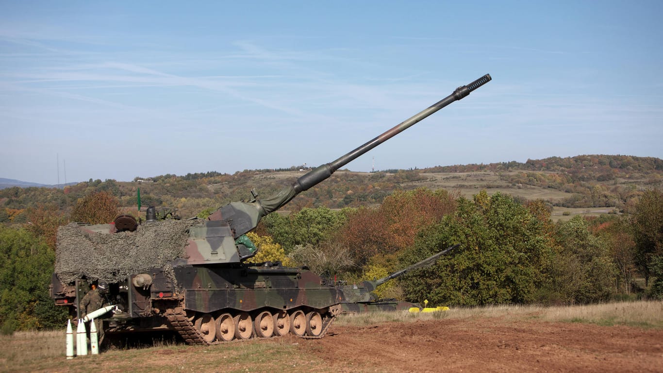 Panzerhaubitze 2000: Das Fahrzeug kann auf Ziele bis zu einer Entfernung von 40 Kilometern schießen.