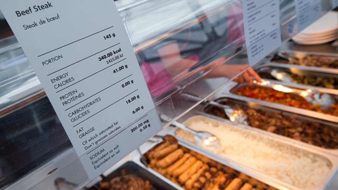 Das Bundesministerium für Ernährung und Landwirtschaft (BMEL) prüft, ob Kalorien-Angaben in Speisekarten in Deutschland möglich und sinnvoll sind.