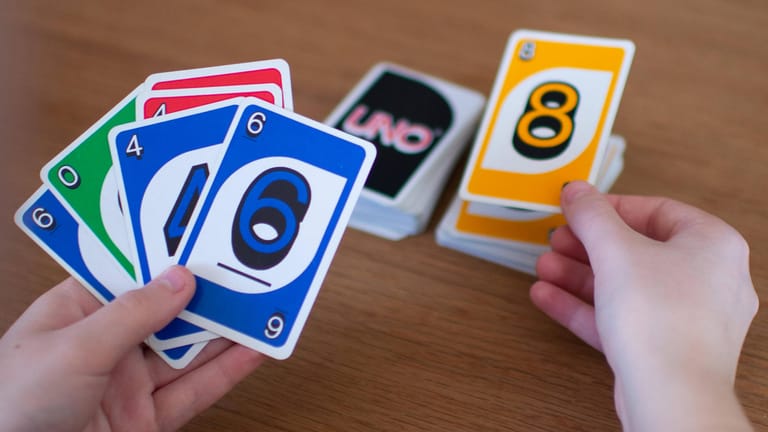 Uno: Karten mit der gleichen Farbe oder Zahl dürfen abgelegt werden.