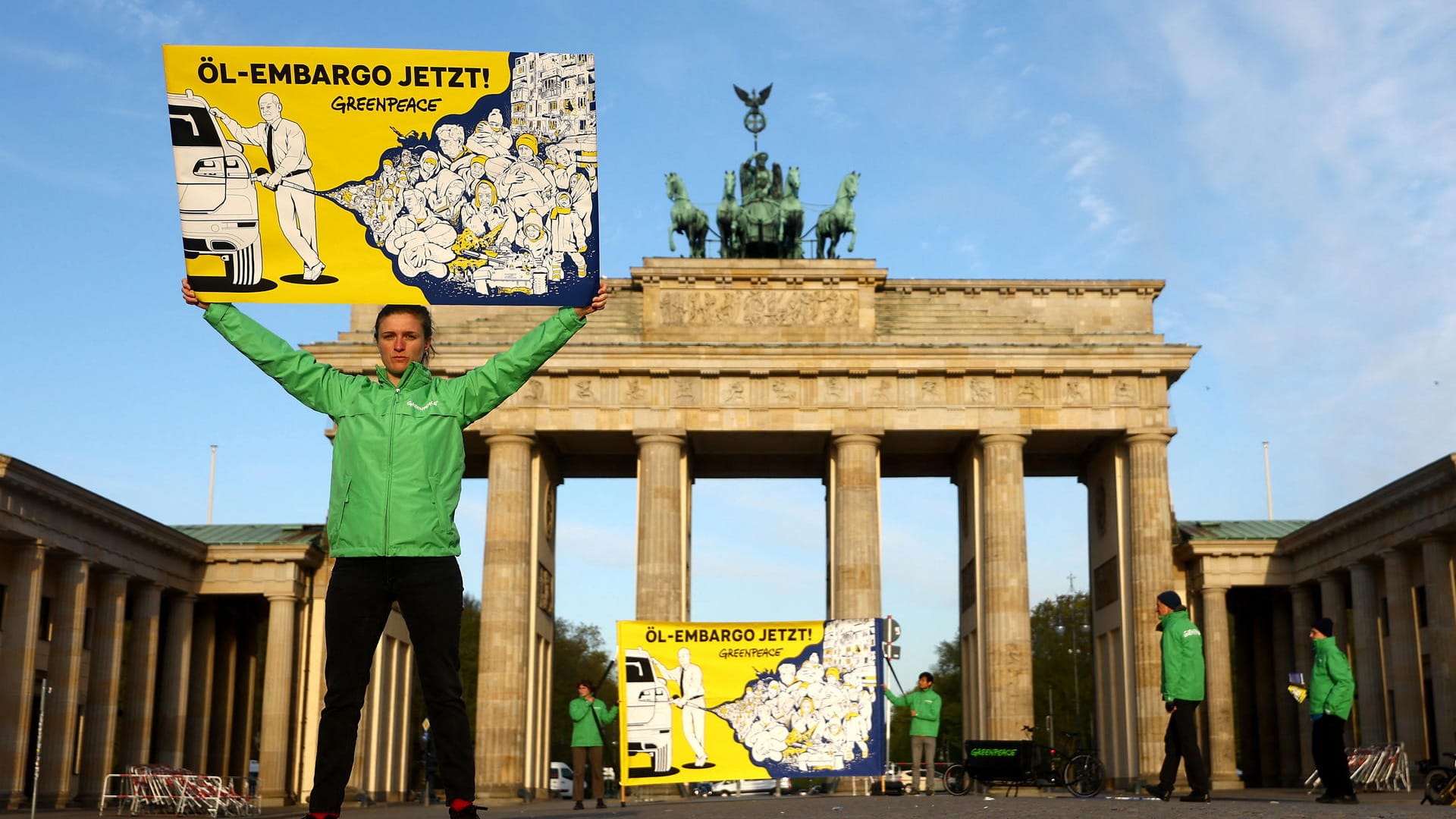 Greenpeace-Aktivisten vor dem Brandenburger Tor in Berlin: Sie halten einen Öl-Importstopp für umsetzbar. Greenpeace-Aktivisten vor dem Brandenburger Tor in Berlin: Sie halten einen Öl-Importstopp für umsetzbar.