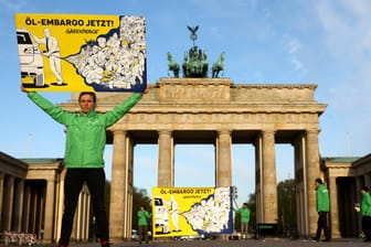 Greenpeace-Aktivisten vor dem Brandenburger Tor in Berlin: Sie halten einen Öl-Importstopp für umsetzbar.