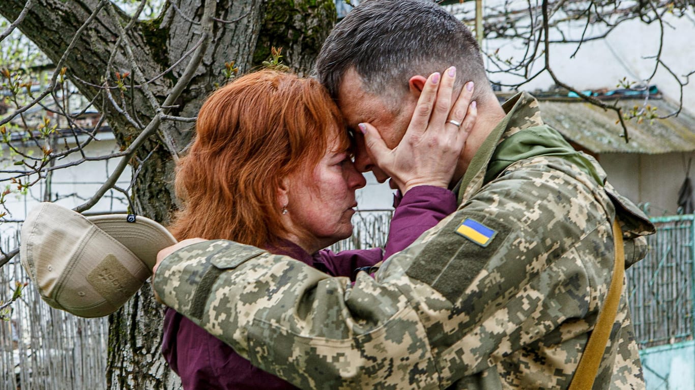 Ein Frau verabschiedet sich von einem ukrainischen Soldaten: Der Ukraine drohen nun schwere Kämpfe im Osten des Landes.