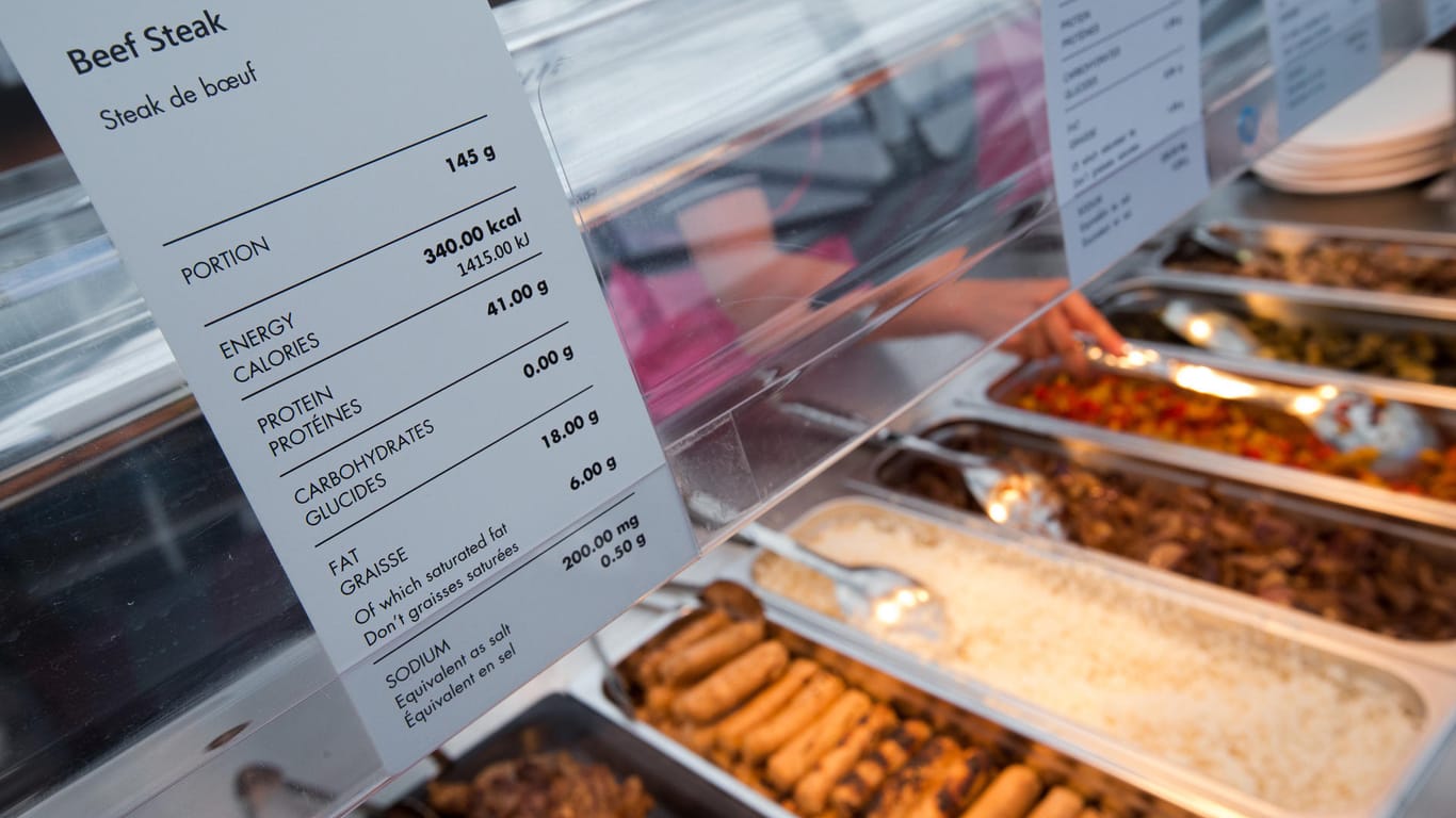 In einem Londoner Restaurant stehen die Angaben zu Kalorien und Co. auf einem Hinweisschild: Das Bundesministerium für Ernährung und Landwirtschaft prüft, ob das auch in Deutschland möglich und sinnvoll ist.