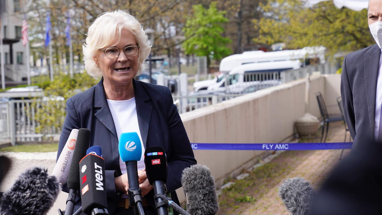 Bundesverteidigungsministerin Christine Lambrecht beim Internationalen Ministertreffen: Mit Verspätung konnte sie doch noch vor die Presse treten.