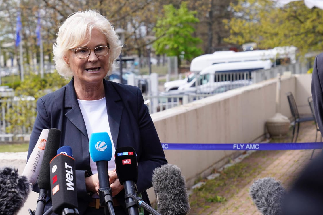 Bundesverteidigungsministerin Christine Lambrecht beim Internationalen Ministertreffen: Mit Verspätung konnte sie doch noch vor die Presse treten.