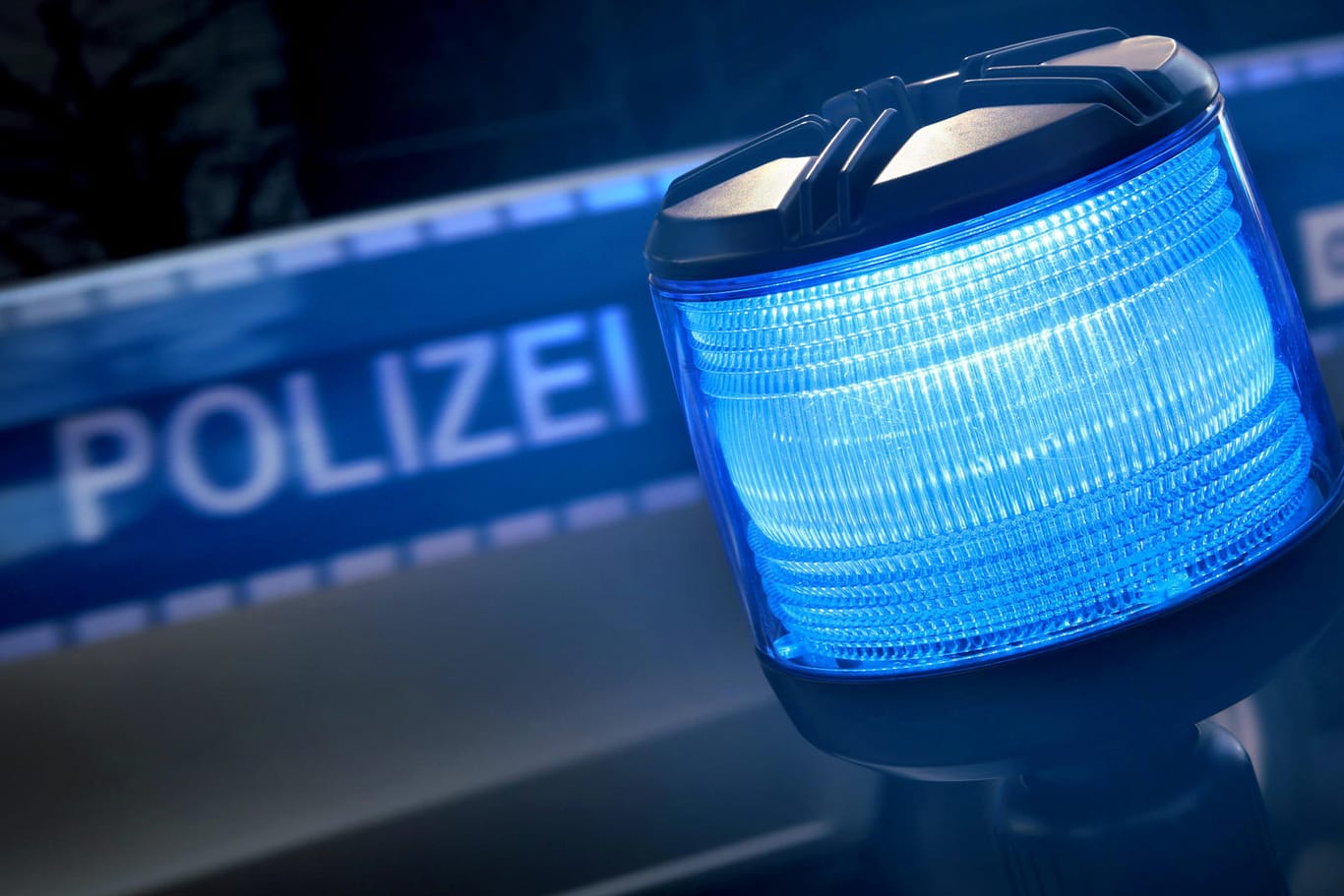 Die Polizei ist mit Blaulicht im Einsatz (Symbolbild): Eine Gruppe Männer hat einen 22-Jährigen an einer Tankstelle in Berlin-Reinickendorf attackiert und schwer am Kopf verletzt.