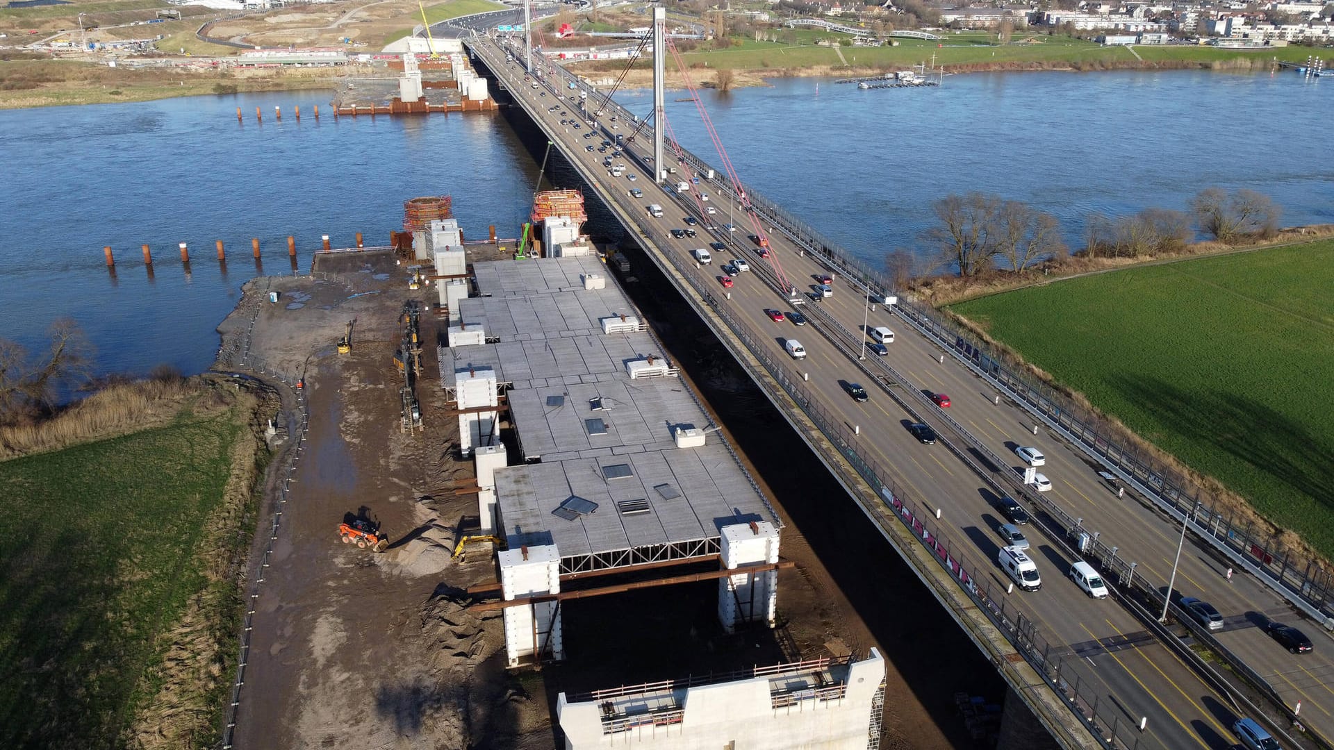 Die Autobahnbrücke der A1 (Archivbild): In Leverkusen hat der Neubau auf der linken Rheinseite begonnen.