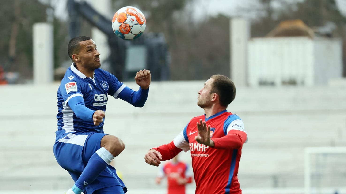 Spieler vom Karlsruher SC und dem 1. FC Heidenheim im Duell: Das Duell könnte es im kommenden Jahr zu einer anderen Uhrzeit geben.