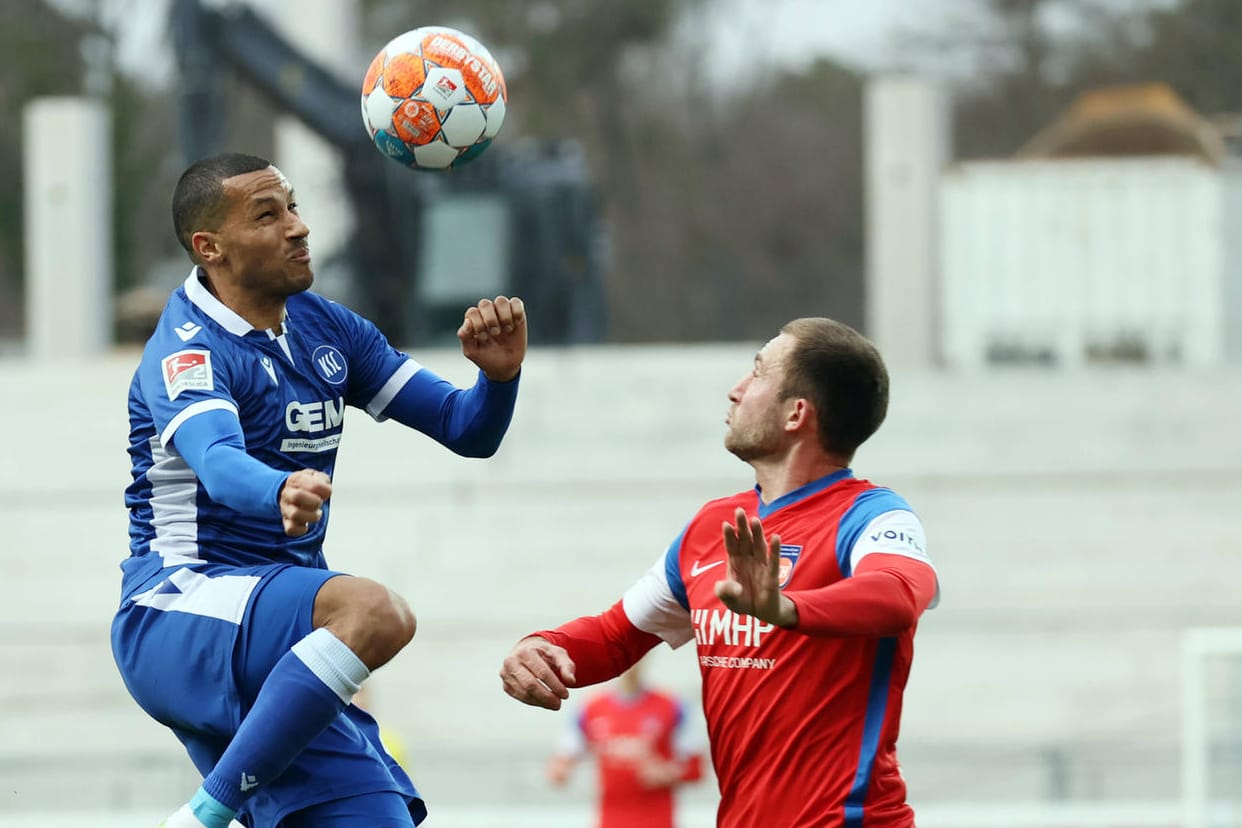 Spieler vom Karlsruher SC und dem 1. FC Heidenheim im Duell: Das Duell könnte es im kommenden Jahr zu einer anderen Uhrzeit geben.