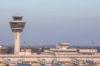 Der Franz Josef Strauß Tower mit Flugfeld am Flughafen München (Archivbild): Auch im zweiten Corona-Jahr hat der Münchner Flughafen tiefrote Zahlen geschrieben.