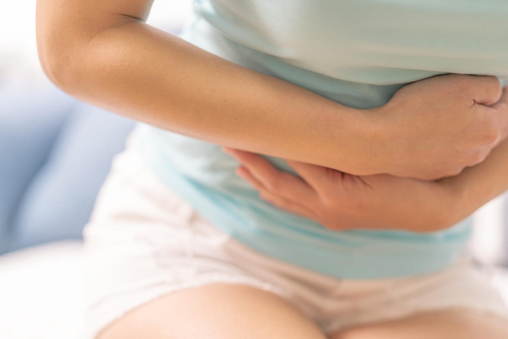 Eine Frau hält sich den Bauch