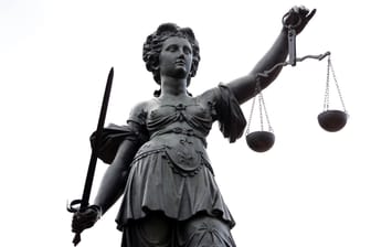 Die Justitia mit Waage und Schwert (Symbolbild): Der Bundesgerichtshof hat den Haftbefehl gegen die Frau aufgehoben.
