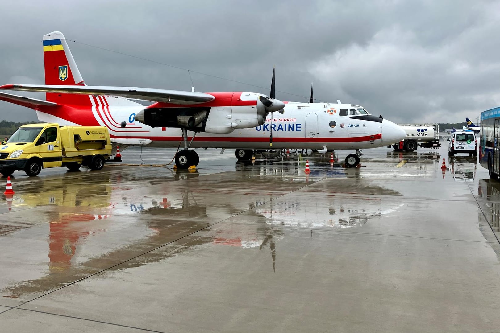Am Flughafen Nürnberg ist eine Antonow AN-26 gelandet: Die Maschine brachte sechs Patienten aus der Ukraine, die in Bayern versorgt werden.