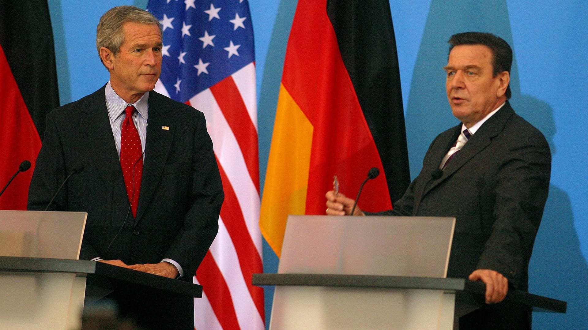 Gerhard Schröder 2005 auf einer Pressekonferenz mit US-Präsident George W. Bush.