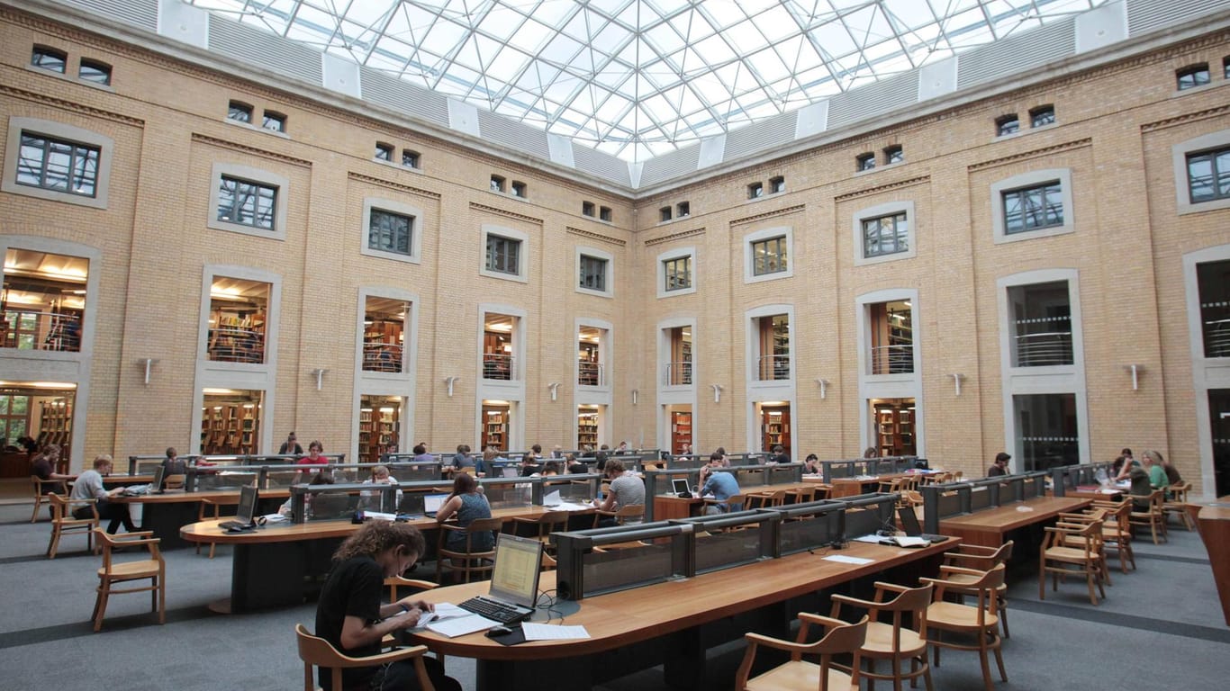 Nutzer im "Saal der verlorenen Herzen" in der Universitätsbibliothek "Albertina" Leipzig (Archiv): Die Sicherheitslücke im System war 13 Tage lang offen.
