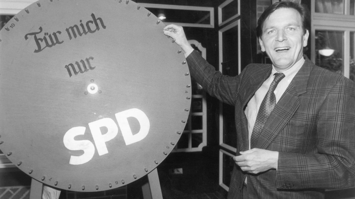 Gerhard Schröder im Landtagswahlkampf 1990 mit einem Glücksrad.