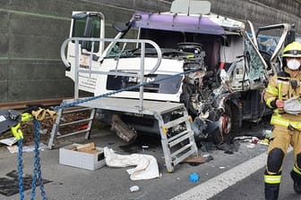 A1 nach schwerem Lkw-Unfall gesperrt