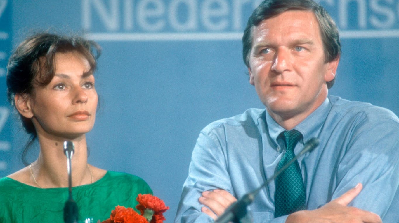 Gerhard Schröder 1986 mit seiner damaligen Ehefrau Hiltrud am Abend der verlorenen Landtagswahl in Niedersachsen.