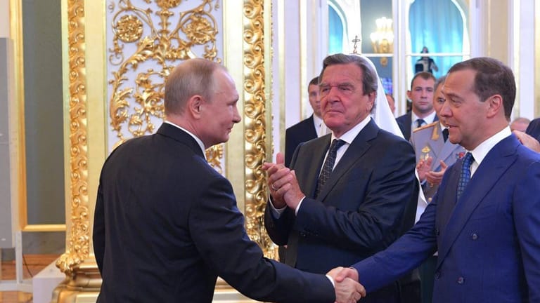 Applaus für Putin: Altkanzler Gerhard Schröder bei einem Treffen mit Russlands Präsidenten im Jahr 2018.