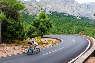 Radfahrer fahren auf den Puig Major auf Mallorca: Vor Corona gab es rund 200 Hotels auf Mallorca, die sich auf Radurlaub spezialisiert hatten.