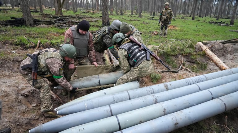 Ukrainische Soldaten sammeln russische Raketen ein: Viele Deutschen befürchten, dass der Ukraine-Krieg auf andere Länder übergreifen könnte.