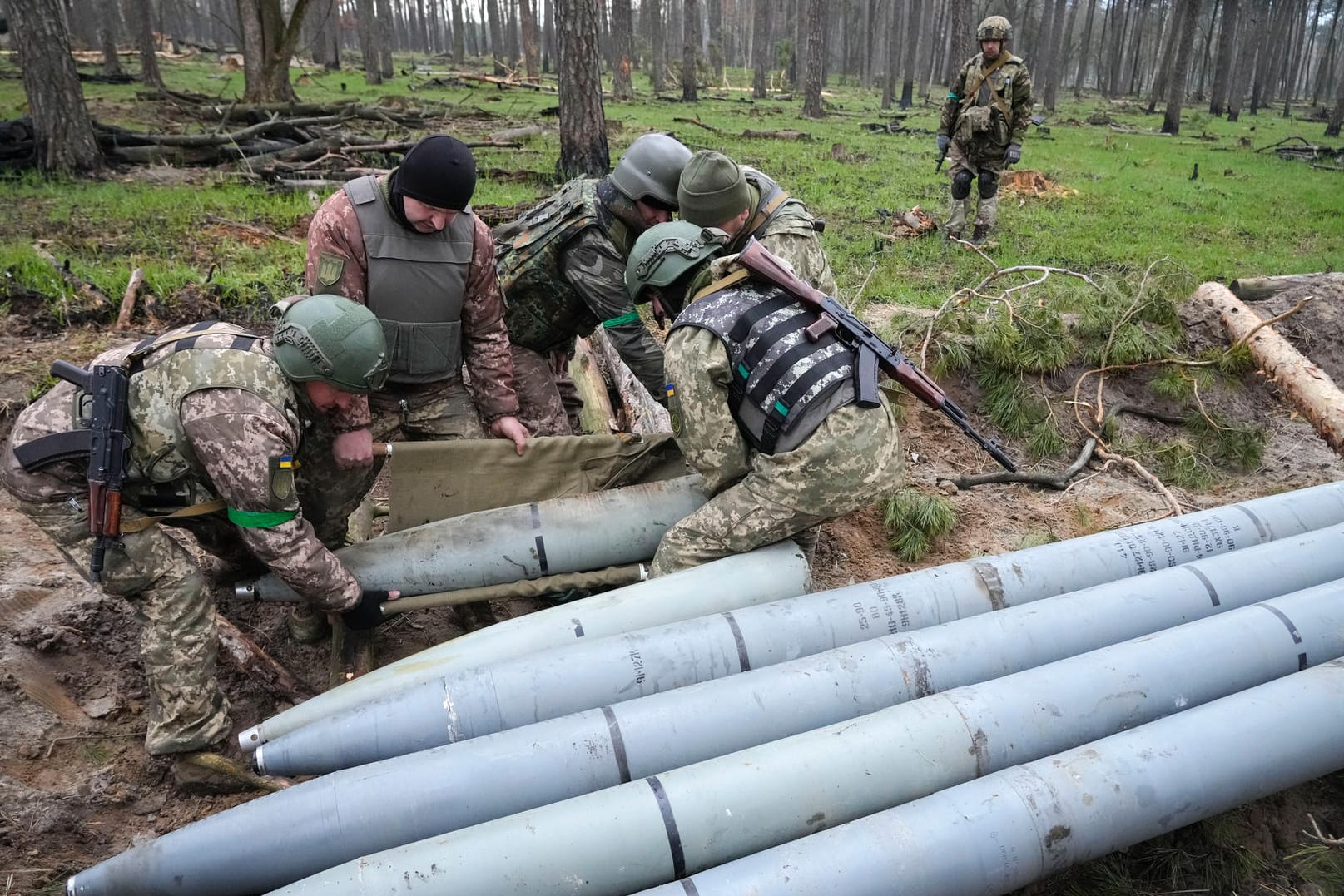 Ukrainische Soldaten sammeln russische Raketen ein: Viele Deutschen befürchten, dass der Ukraine-Krieg auf andere Länder übergreifen könnte.