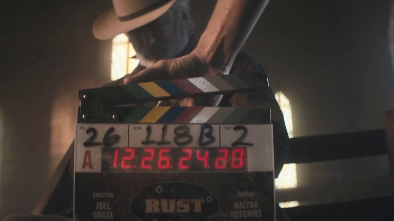 Dieses vom Büro des Sheriffs von Santa Fe County herausgegebene Videostandbild zeigt Alec Baldwin am Filmset. Dieses vom Büro des Sheriffs von Santa Fe County herausgegebene Videostandbild zeigt Alec Baldwin am Filmset.