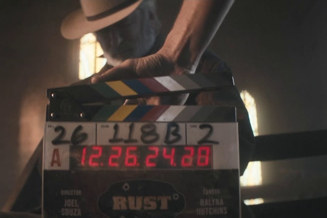 Dieses vom Büro des Sheriffs von Santa Fe County herausgegebene Videostandbild zeigt Alec Baldwin am Filmset.