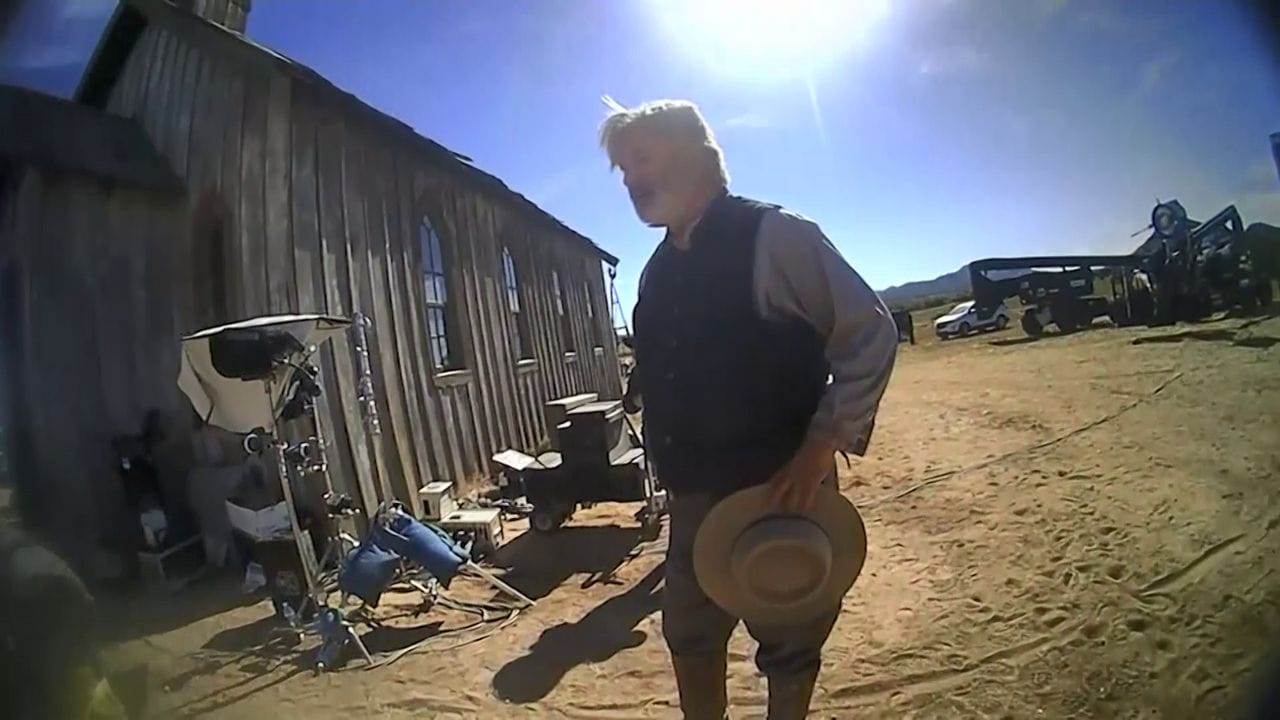 Dieses Bild aus dem Video einer Body-Cam, das vom Büro des Sheriffs von Santa Fe County herausgegebenen wurde, zeigt Alec Baldwin nach dem tödlichen Schuss. Dieses Bild aus dem Video einer Body-Cam, das vom Büro des Sheriffs von Santa Fe County herausgegebenen wurde, zeigt Alec Baldwin nach dem tödlichen Schuss.