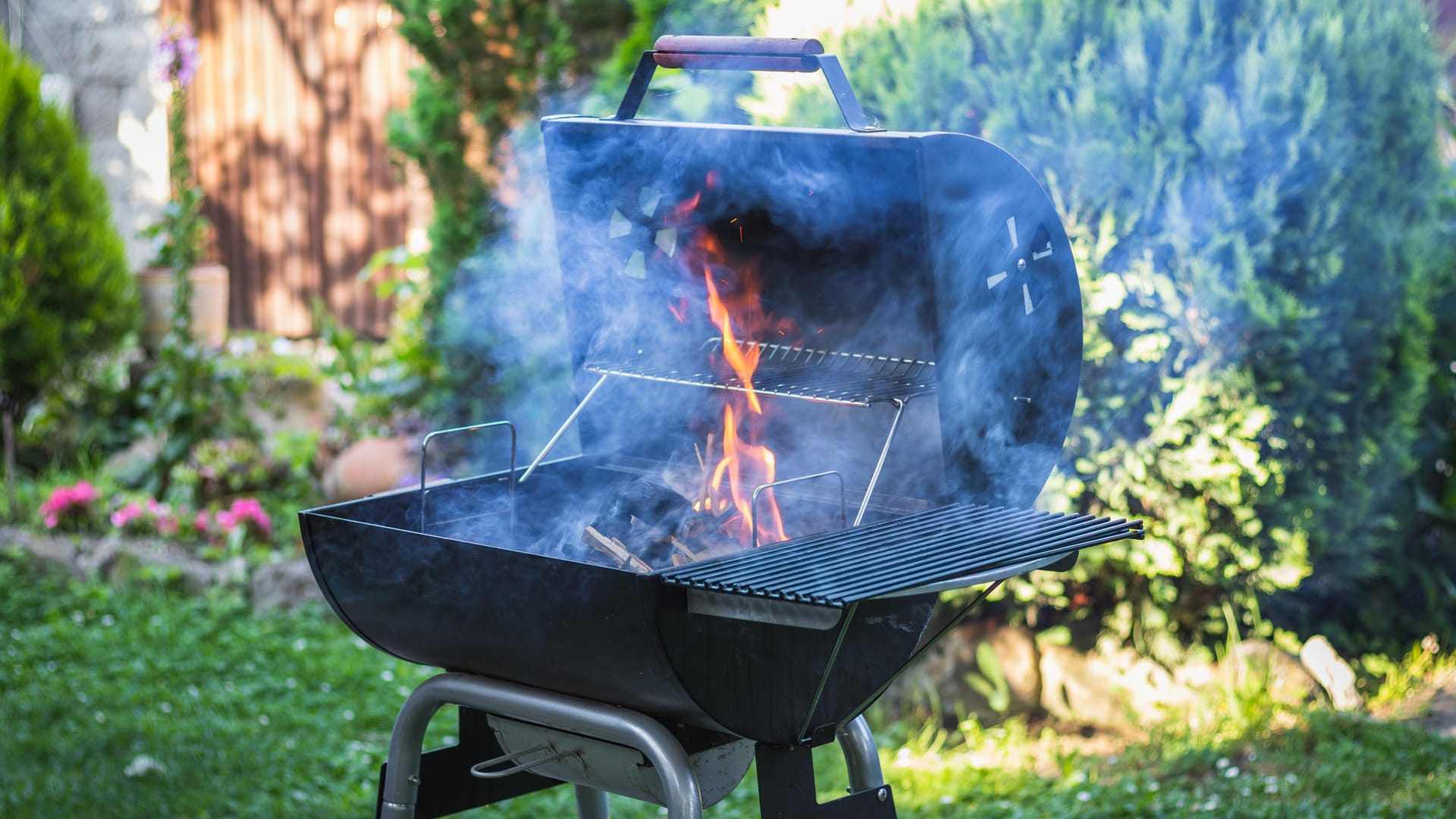 Amerikanisches BBQ: Wir zeigen die besten Smoker für den kleinen Geldbeutel.