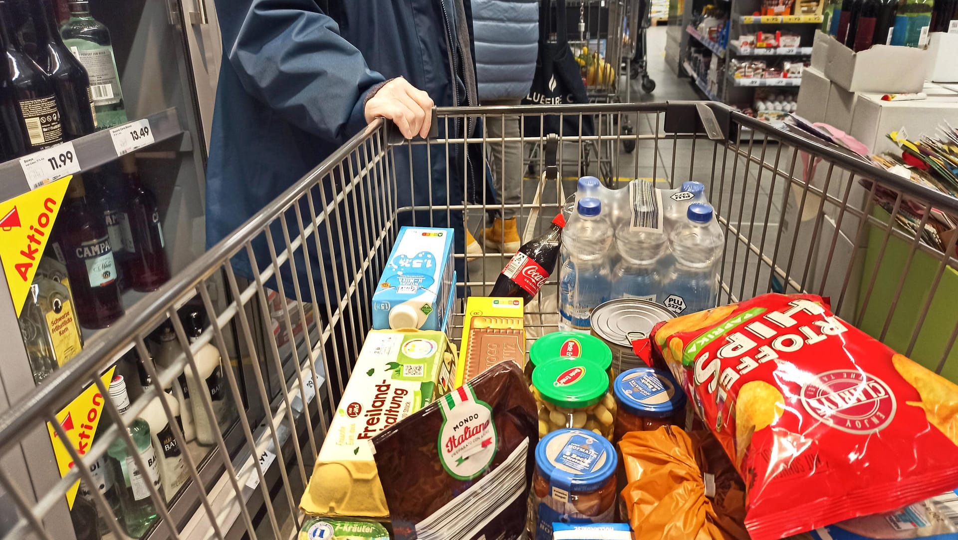 Einkauf in einem Supermarkt (Symbolbild): Die Preise steigen seit Monaten an.