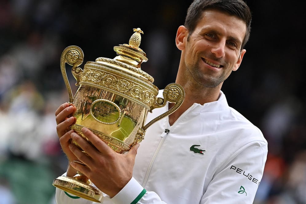 Novak Djokovic mit dem Wimbledon-Pokal: Der Serbe hat die Möglichkeit, 2022 seinen Titel zu verteidigen.